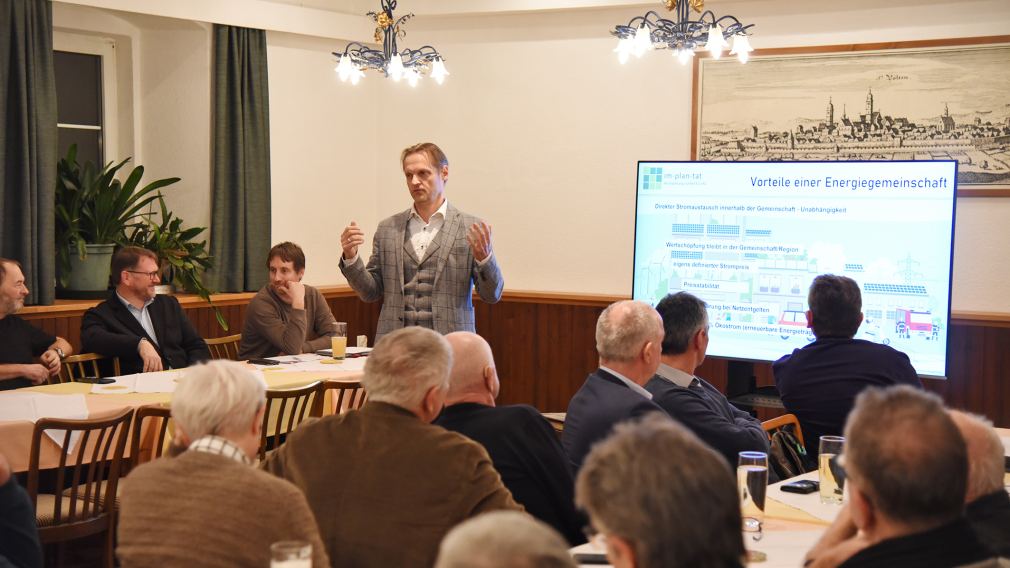 Matthias Zawichowski bei der Infoveranstaltung im Gasthof zu den Linden. (Foto: Josef Vorlaufer)