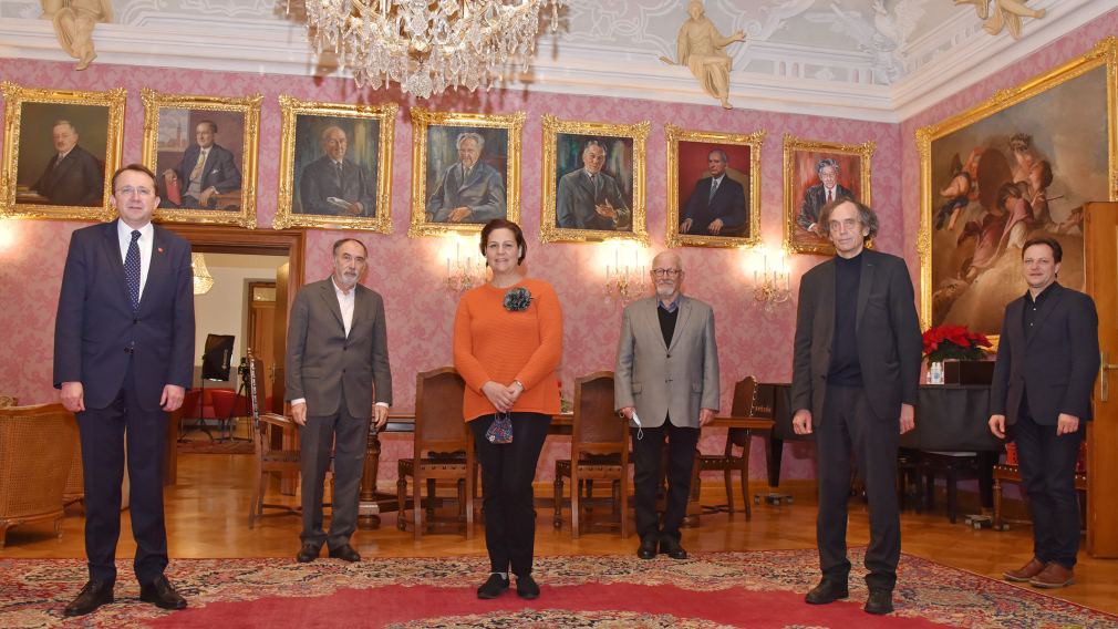 Vier Personen vom Gestaltungsbeirat sowie der Stadtplaner und der Bürgermeister im Bürgermeisterzimmer. (Foto: Kalteis)