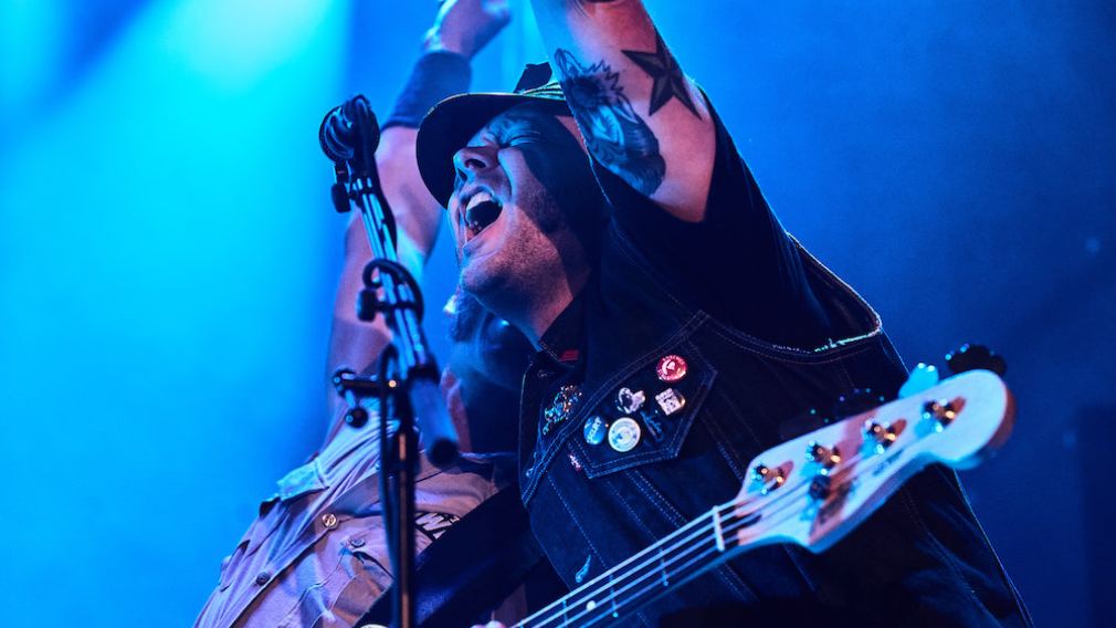 10 Mitarbeiter:innen vom Team vom Freiraum St. Pölten auf der Bühne vor rotem Vorhang. Foto: Klaus Engelmayer