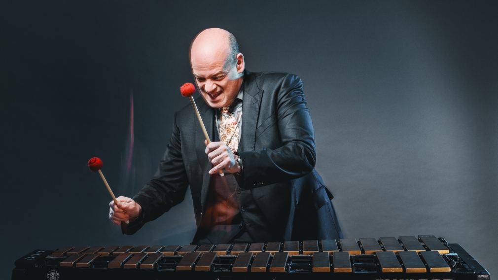 Die Prisoners of Swing holen die australische singende Kontrabassistin Nicki Parrott auf die Bühne nach St. Pölten. (Foto: Maria Frodl)