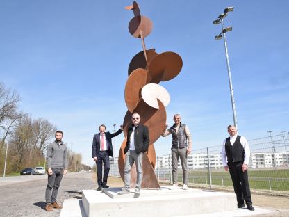 Fünf Personen vor der neuen Skulptur auf der Stadtsportanlage. (Foto: Vorlaufer)