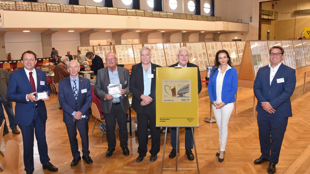 Stehend in der Jahnturnhalle: Bürgermeister Mag. Matthias Stadler, Helmuth Feichtenbeiner ( 1.Vorsitzender vom Städtepartnerverein Briefmarkenfreunde Heidenheim), DirRat Peter Lafite (Leiter Werbeabteilung Sparkasse NÖ West AG), Mag. Helmut Kogler (Präsident BSV St.Pölten und Präsident Verband öst. Philatelistenvereine (VÖPH)),  Ing.Alfred Kunz ( Vizepräsident VÖPH), Clarissa Fürnsinn (Leiterin UNO Postverwaltung Wien) und Stefan Nemeth,MBA, (Leiter Abteilung Philatelie bei der Öst.Post AG). (Foto: Josef Vorlaufer)