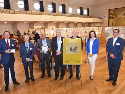 Stehend in der Jahnturnhalle: Bürgermeister Mag. Matthias Stadler, Helmuth Feichtenbeiner ( 1.Vorsitzender vom Städtepartnerverein Briefmarkenfreunde Heidenheim), DirRat Peter Lafite (Leiter Werbeabteilung Sparkasse NÖ West AG), Mag. Helmut Kogler (Präsident BSV St.Pölten und Präsident Verband öst. Philatelistenvereine (VÖPH)),  Ing.Alfred Kunz ( Vizepräsident VÖPH), Clarissa Fürnsinn (Leiterin UNO Postverwaltung Wien) und Stefan Nemeth,MBA, (Leiter Abteilung Philatelie bei der Öst.Post AG). (Foto: Josef Vorlaufer)