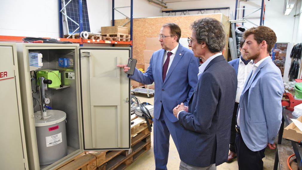 Manuel und Horst Gunacker, die beiden Geschäftsführer der Fa. Hy-Power, führen Bürgermeister Matthias Stadler durch den Betrieb. (Foto: Josef Vorlaufer)