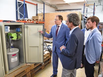 Manuel und Horst Gunacker, die beiden Geschäftsführer der Fa. Hy-Power, führen Bürgermeister Matthias Stadler durch den Betrieb. (Foto: Josef Vorlaufer)