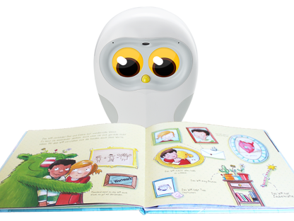 Die Eule Luca liest, wo das Buch gerade aufgeschlagen ist - jetzt auch in der Stadtbücherei St. Pölten. (Foto: ekz.bibliotheksservice GmbH) 