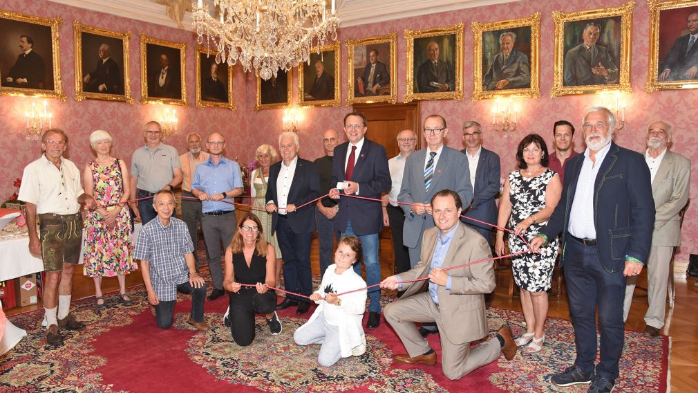 Die Mitglieder des Partnerstädtekomitee beim Empfang im Rathaus zum 20-jährigen Bestandsjubiläum. (Foto: Josef Vorlaufer)