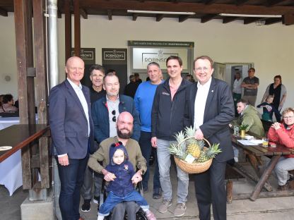 8 Personen bei der Eröffnung des Lokals. (Foto: Vorlaufer)