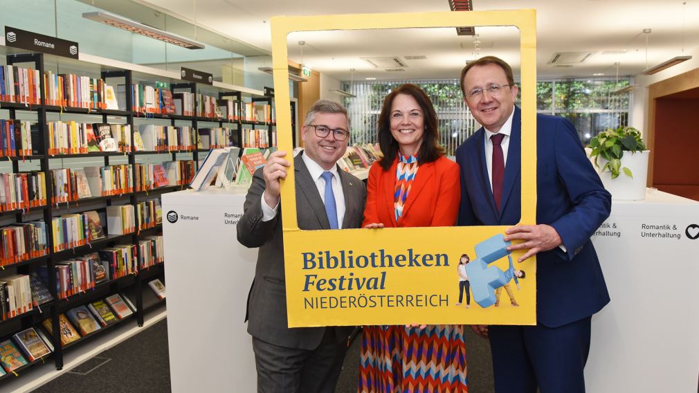 Landesrat Ludwig Schleritzko, Ursula Liebmann (Geschäftsführerin von Treffpunkt Bibliothek) und Bürgermeister Matthias Stadler posieren für ein gemeinsames Foto in der Stadtbibliothek St. Pölten. (Foto: Josef Vorlaufer)