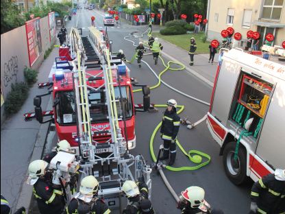 Feuerwehreinsatz auf Straße