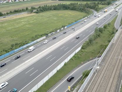 Der Konvoi setzt sich Richtung A1 in Bewegung: Mit einer gemeinsamen Langsamfahraktion erhöhen die Personalvertretung der Stadt St. Pölten und mehrere Initiativen den Druck auf das Verkehrsministerium, endlich auch im Abschnitt St. Pölten eine Temporeduktion zu erwirken (Foto: Arman Kalteis)