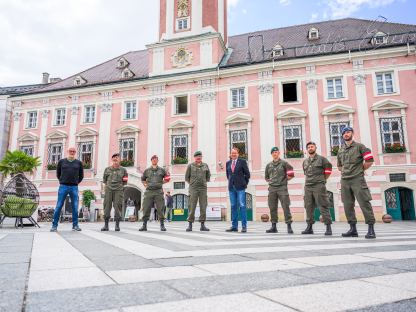 Sicherheitsbeauftragter des Magistrats Peter Puchner, Amtsdirektor/Hauptmann Thomas Stöcklocker, Oberwachtmeister Alfred Herler, Brigadier Martin Jawurek, Bürgermeister Matthias Stadler, Gefreiter Marcel Burger, Oberwachtmeister Jürgen Brandl und Korporal Dominik Schiessler bei der Ehrung am Rathausplatz. (Foto: Arman Kalteis)