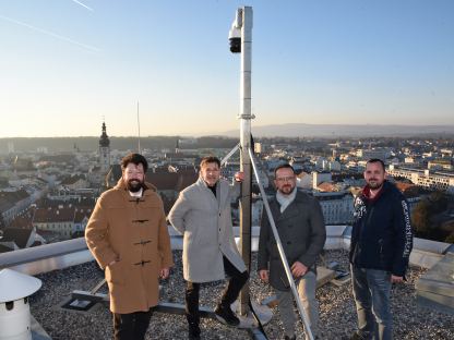 Vizebürgermeister Harald Ludwig, Dietmar Zeiss und Matthias Weiländer von der Marketing St. Pölten GmbH sowie Hausbesorger Mario Zauchinger. (Foto: Josef Vorlaufer)