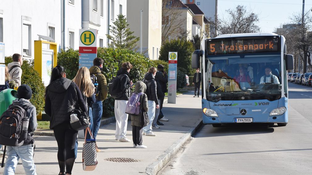 Menschen bei einer Bushaltestelle. (Foto: Josef Vorlaufer)  