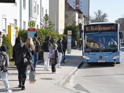 Menschen bei einer Bushaltestelle. (Foto: Josef Vorlaufer)  
