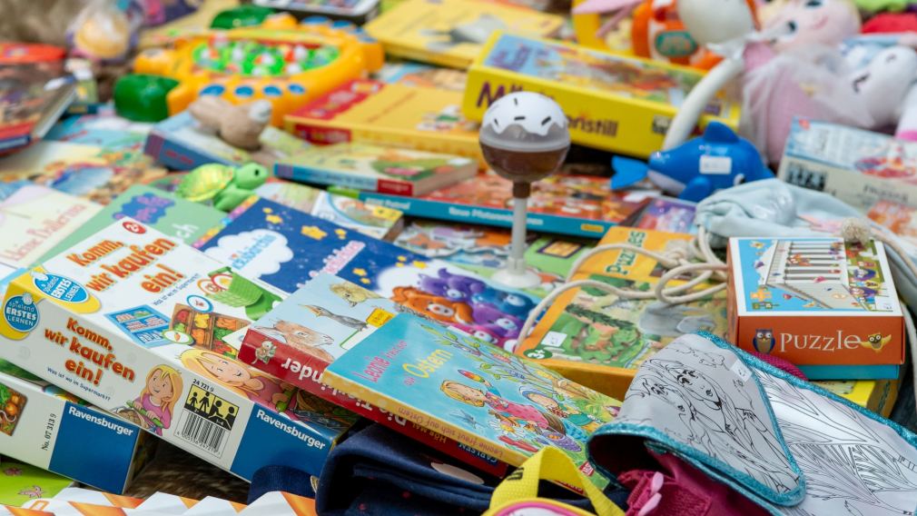 Celina Zeiner von der Sparkasse mit zwei fleißigen Verkäufern. Foto: Tanja Wagner