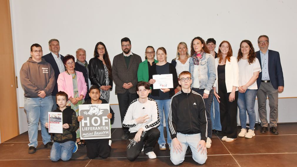 Bürgermeister Matthias Stadler begrüßte die Schüler:innen, Pädagog:innnen und Sponsor:innen zur Verleihung des Umweltpreises. (Foto: Josef Vorlaufer)