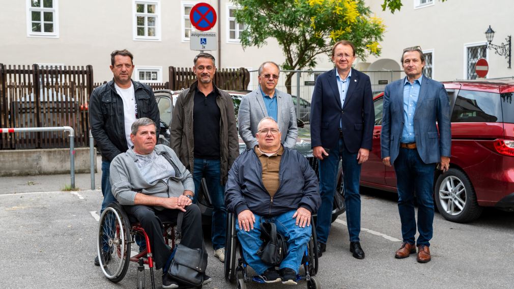 Martin Haberl von der städtischen Straßenbauverwaltung, Franz Zichtl vom Club 81, Ronald Kettinger von der städtischen Verkehrsabteilung, Club 81 Obmann Josef Schoisengeyer, Leiter des Fachbereiches Behörden Martin Gutkas, Bürgermeister Matthias Stadler und Vorsitzender des Dachverband NÖ Selbsthilfe Ronald Söllner besichtigten gemeinsam die neuen Stellplätze am Sparkassenplatz. (Foto: Christian Krückel)