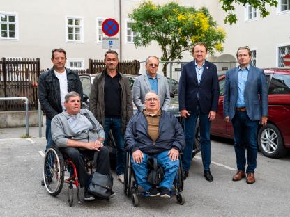 Martin Haberl von der städtischen Straßenbauverwaltung, Franz Zichtl vom Club 81, Ronald Kettinger von der städtischen Verkehrsabteilung, Club 81 Obmann Josef Schoisengeyer, Leiter des Fachbereiches Behörden Martin Gutkas, Bürgermeister Matthias Stadler und Vorsitzender des Dachverband NÖ Selbsthilfe Ronald Söllner besichtigten gemeinsam die neuen Stellplätze am Sparkassenplatz. (Foto: Christian Krückel)