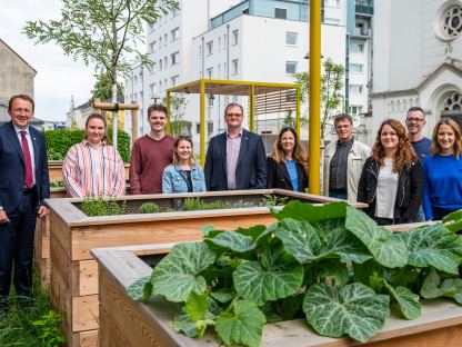 Ein Gruppenfoto der neuen Pat:innen gemeinsam mit Bürgermeister Matthias Stadler bei den neuen Hochbeeten am Promenadenring. (Foto: Christian Krückel) 