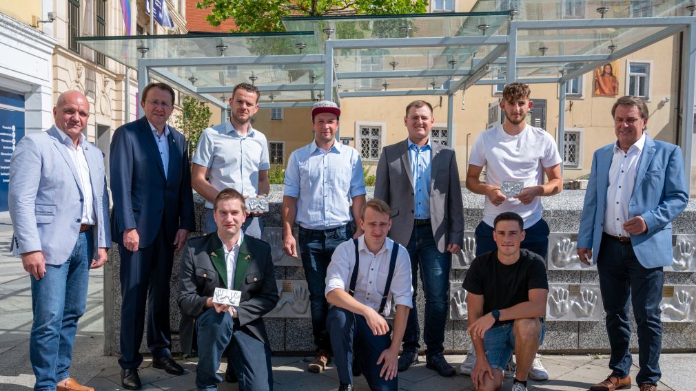 AKNÖ-Präsident Markus Wieser, Bürgermeister Matthias Stadler und WKNÖ-Präsident Wolfgang Ecker enthüllen die am Garagenabgang montierten Tafeln mit den Handabdrücken am Rathausplatz. (Foto: Christian Krückel)