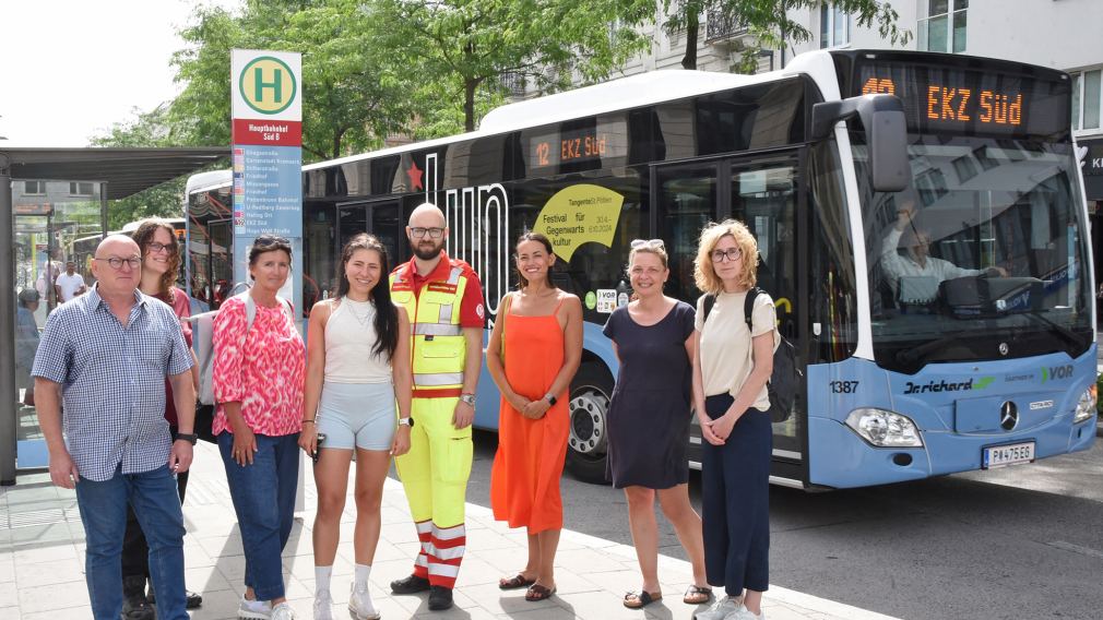 Sophie Imhof und Vertreter:innen der teilnehmenden Organisationen des LUP-Spendenlaufs am Vorplatz des HBF St. Pölten mit einem LUP Bus im Hintergrund. (Foto: Josef Vorlaufer)