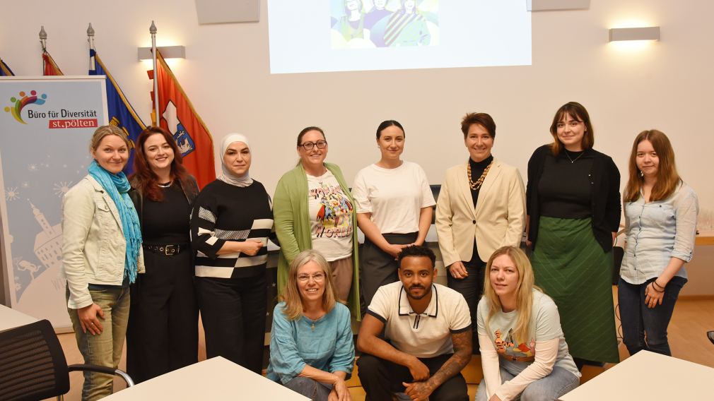 Beim Girls' Day hatten die Teilnehmerinnen des Projekts AusbildungsFit Qualify for Hope die Möglichkeit, die Stadtverwaltung mit ihren unterschiedlichen Aufgaben und Berufsbildern kennenzulernen: Sabine Hubmayer (AusbildungsFit Qualify for Hope), Julia Höllmüller (Büro für Diversität) Lubna Soufi (AusbildungsFit Qualify for Hope), Martina Eigelsreiter (Büro für Diversität), Sabina Alic (Klimakoordination), Nina Bichler (Bau- und Feuerpolizei), Dora Schilling (Klimakoordination), Laura Mrzkos (Bau- und Feuerpolizei), Hedda Leitner (Stadtplanung), Luis Camacaro (AusbildungsFit Qualify for Hope) und Nadine Lojka (Büro für Diversität). (Foto: Josef Vorlaufer)