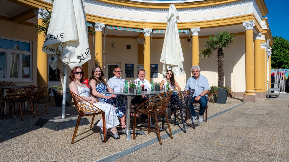 Mehrere Personen sitzen an einem Tisch im Citysplash St. Pölten und trinken Mineralwasser. (Foto: Christian Krückel)