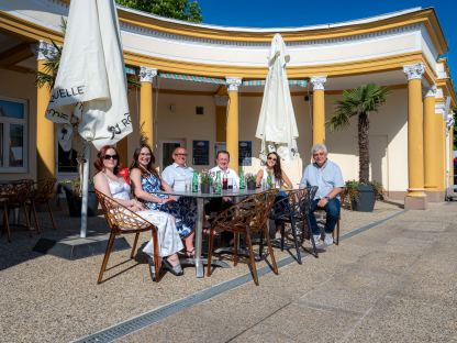 Mehrere Personen sitzen an einem Tisch im Citysplash St. Pölten und trinken Mineralwasser. (Foto: Christian Krückel)