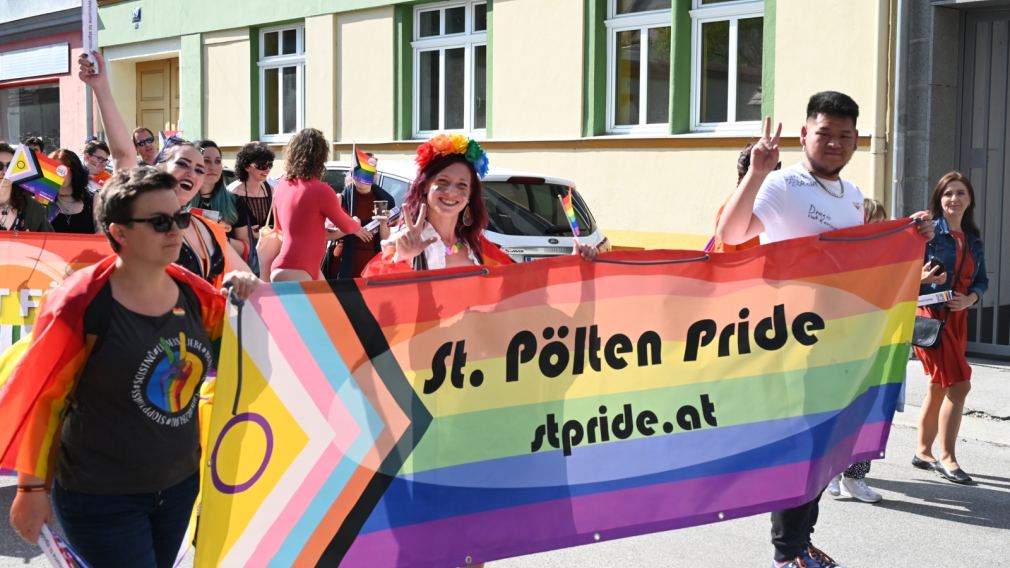 Auf dem Foto sind demonstrierende Personen mit der progressive Pride Flag zu sehen. (Foto: Katharina Schrefl)