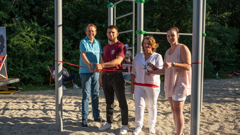 (v. l. n. r.) Bürgermeister Matthias Stadler, der Initiator des Parks Bilal Raizmanov, Arbeiterkammer NÖ Vizepräsidentin Gerda Schilcher und die Vorsitzende des Jugendausschusses Patricia Mathias eröffnen feierlich den Calisthenics Park. (Foto: Arman Behpournia)