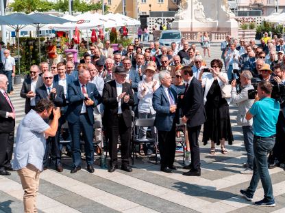 Zahlreiche Wegbegleiter:innen feierten am Rathausplatz das 20. Amtsjubiläum von Bürgermeister Matthias Stadler. (Foto: Josef Bollwein)