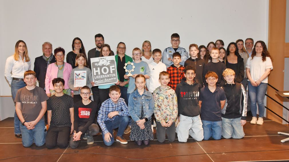 Bürgermeister Matthias Stadler begrüßte die Schüler:innen, Pädagog:innnen und Sponsor:innen zur Verleihung des Umweltpreises. (Foto: Josef Vorlaufer)