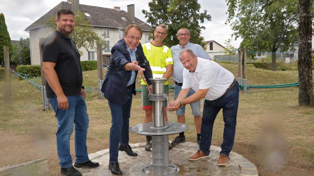 Mirza Sacic von der Trinkwasserversorgung, Bürgermeister Matthias Stadler, Harald Gruber und Robert Wotapek von der Stadtgärtnerei und Stadtrat Walter Hobiger haben den neuen Durstlöscher getestet. (Foto: Wolfgang Mayer)