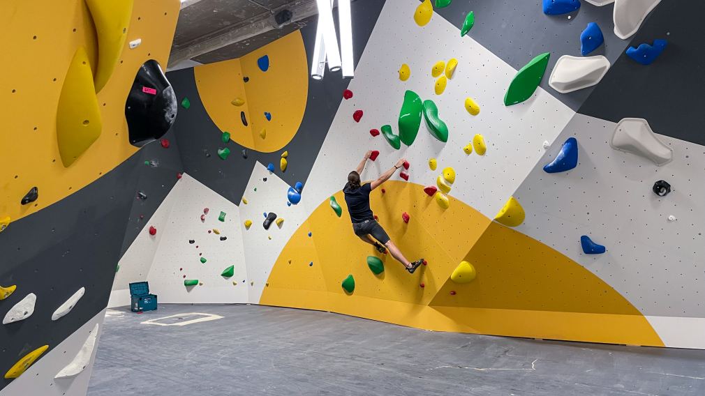 Foto von einer Person an einer Kletterwand. Foto: boulderbar