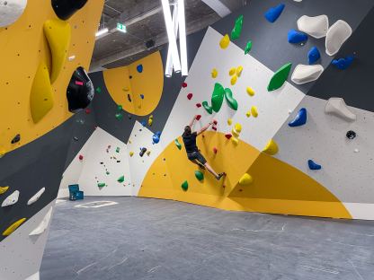 Foto von einer Person an einer Kletterwand. Foto: boulderbar