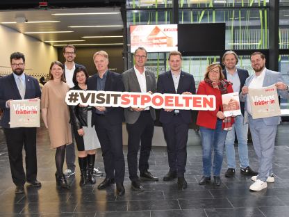 Zehn Personen mit Schriftzug in der FH-Aula. (Foto: Vorlaufer)