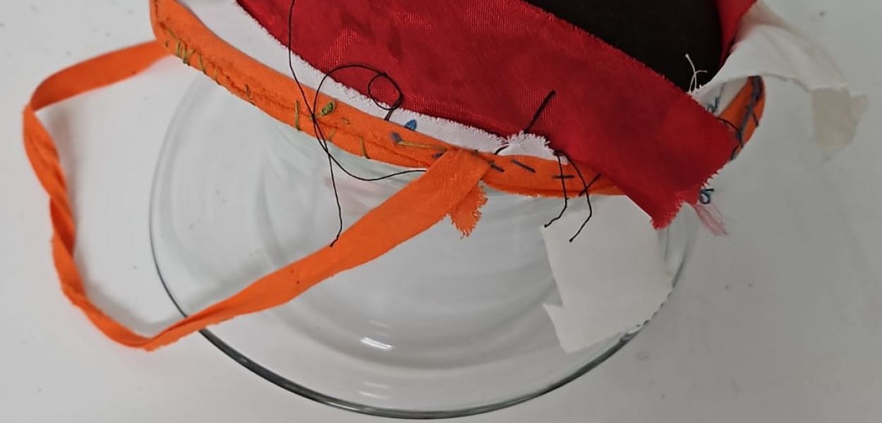 Modisten-Meisterin Anna Öckher vor Regalen voll mit bunten Hüten in ihrem St. Pöltner Geschäft. Foto: Althea Müller