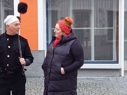 Polly plauscht mit dem personifizierten Glück