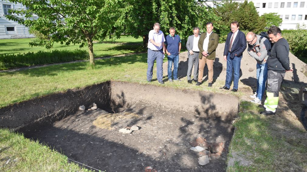 Sieben Personen vor der Grabungsstelle im Bischofsgarten. (Foto: Vorlaufer)