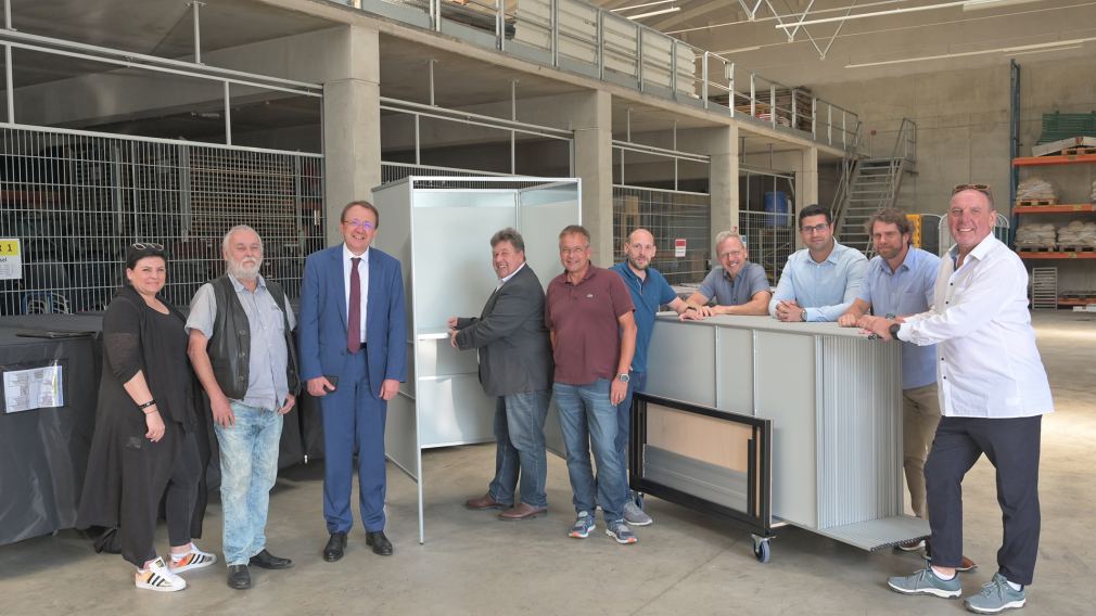 Nina Räth, Reinhard Wickl, Bürgermeister Matthias Stadler, Joachim Fries, Erwin Sulzer, Sebastian Vojta, Martin Koutny, Karim Ouni und Martin Bosch sowie Christian Friedrich von der Firma Standout. (Foto: Josef Vorlaufer)