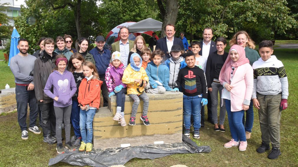 Die Workshop-TeilnehmerInnen und das internationale Kollektiv CollColl präsentieren Bürgermeister Matthias Stadler und dem Abgeordneten zum NÖ Landtag Martin Michalitsch in Vertretung von Landeshauptfrau Johanna Mikl-Leitner die kunstvollen Skulpturen aus Lehm (Foto: Josef Vorlaufer).