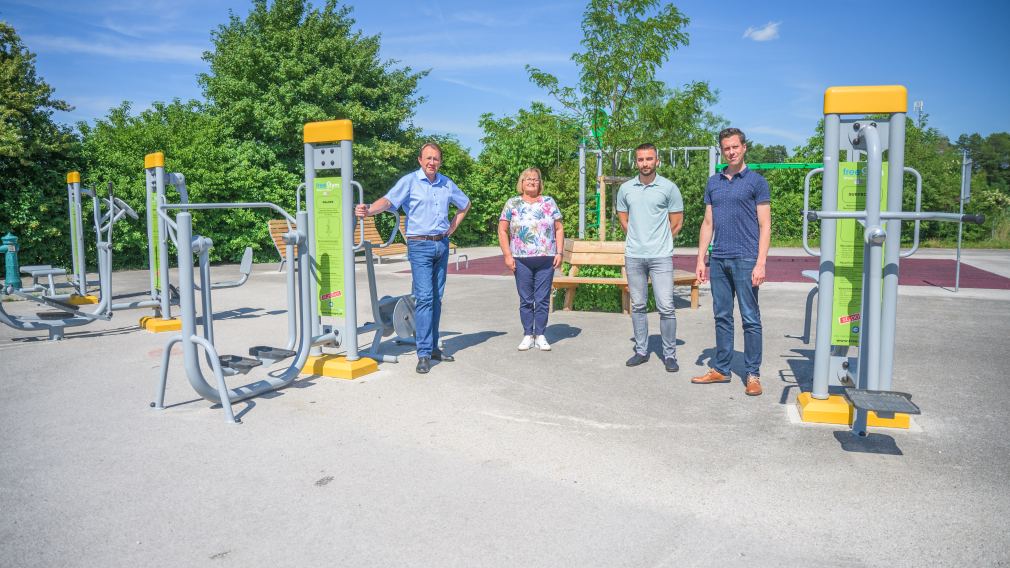 Bürgermeister Matthias Stadler, Stadträtin Gabriele Vavra aus Harland, Sportreferent Florian Gleiss und Leiter der Präsidiale Michael Koppensteiner testeten die neue Fitnessanlage. (Foto: Arman Kalteis)