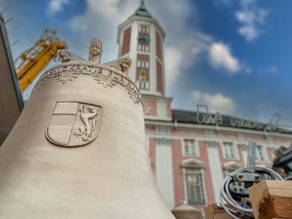 Eine Glocke des Glockenspiels für den Rathausturm. (Foto: Arman Kalteis)