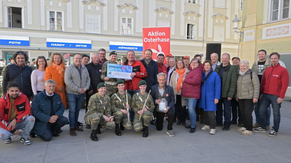 Am Riemerplatz fand am Gründonnerstag die bereits traditionelle Abschlussveranstaltung der „Aktion Osterhase“ statt, musikalisch begleitet von Darbietungen der Militärmusik des Militärkommandos NÖ. (Foto: Wolfgang Mayer)