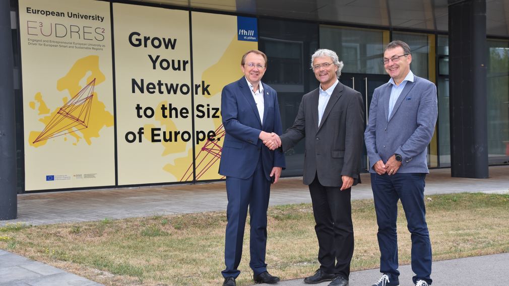 Bürgermeister Matthias Stadler mit den FH-Geschäftsführern Hannes Raffaseder und Johann Haag vor dem Campus St. Pölten. (Foto: Josef Vorlaufer)