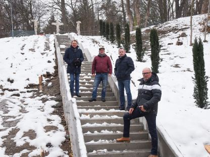 Bürgermeister Matthias Stadler, Robert Wotapek, Michael Bachel und Wolfang Lengauer stehen auf der Kalvarienbergtreppe. Foto: Josef Vorlaufer