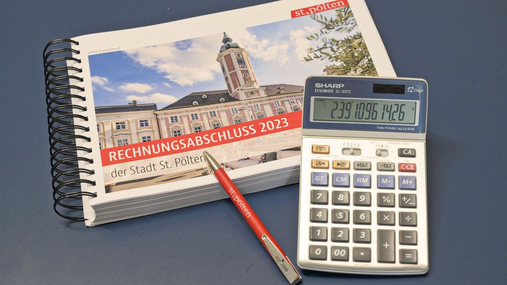 Symbolbild vom gebundenen Rechnungsabschluss, einem Kugelschreiber und einem Taschenrechner. (Foto: Vorlaufer)