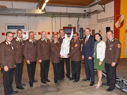 Ehrenbrandrat Leopold Lenz (5. von links), ließ sich nicht mehr zur Wahl aufstellen und ist aus der Funktion des Abschnittsfeuerwehrkommandanten, ausgeschieden. Foto: Josef Vorlaufer