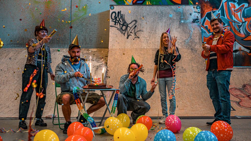 Lena Schmaldienst, Michael Hogl, Lukas Schmied, Tanja Schönanger und Gregor Unfried mit Luftballons und anderen Partyaccessoires in der Skatehalle im Jugendzentrum Steppenwolf. (Foto: Arman Kalteis)